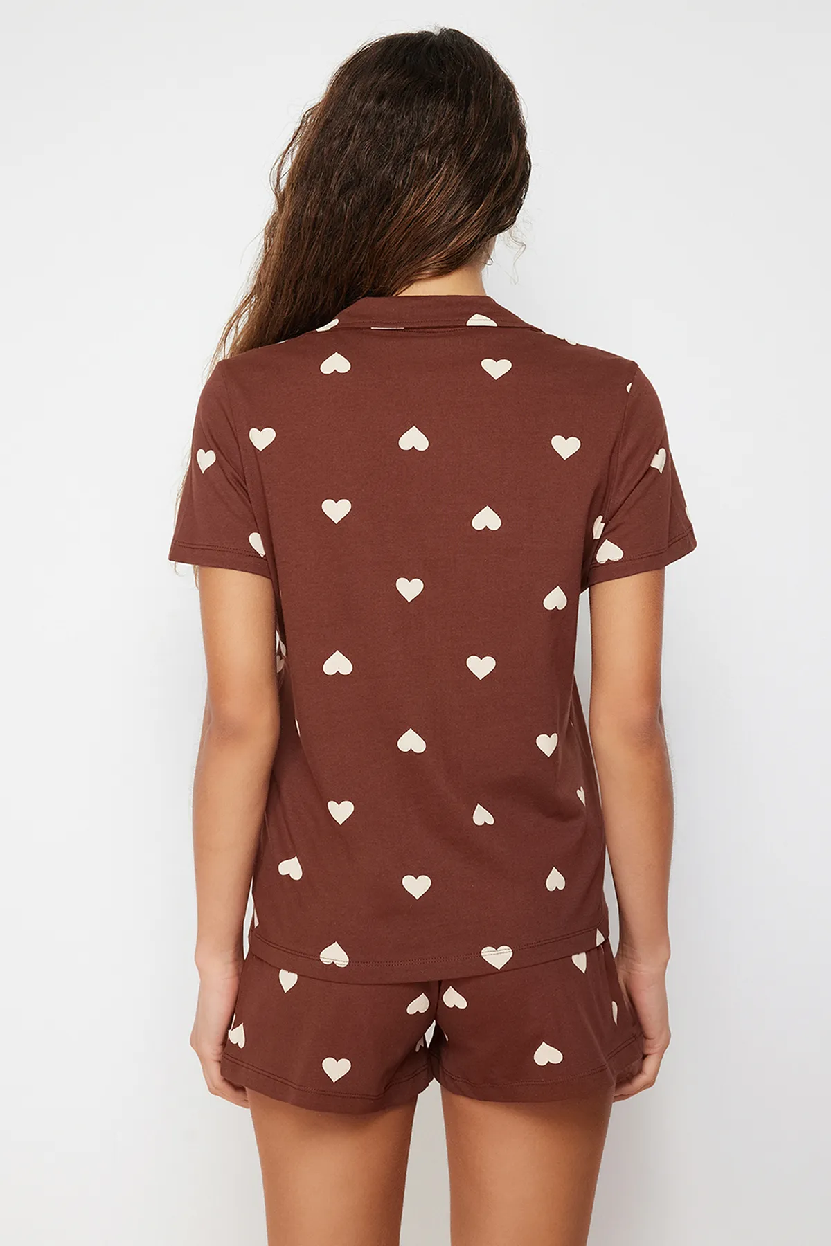 Trendyol Collection  Braunes, gestricktes Pyjama-Set mit Hemd und Shorts aus 100 % Baumwolle mit Herzmuster THMSS21PT0756