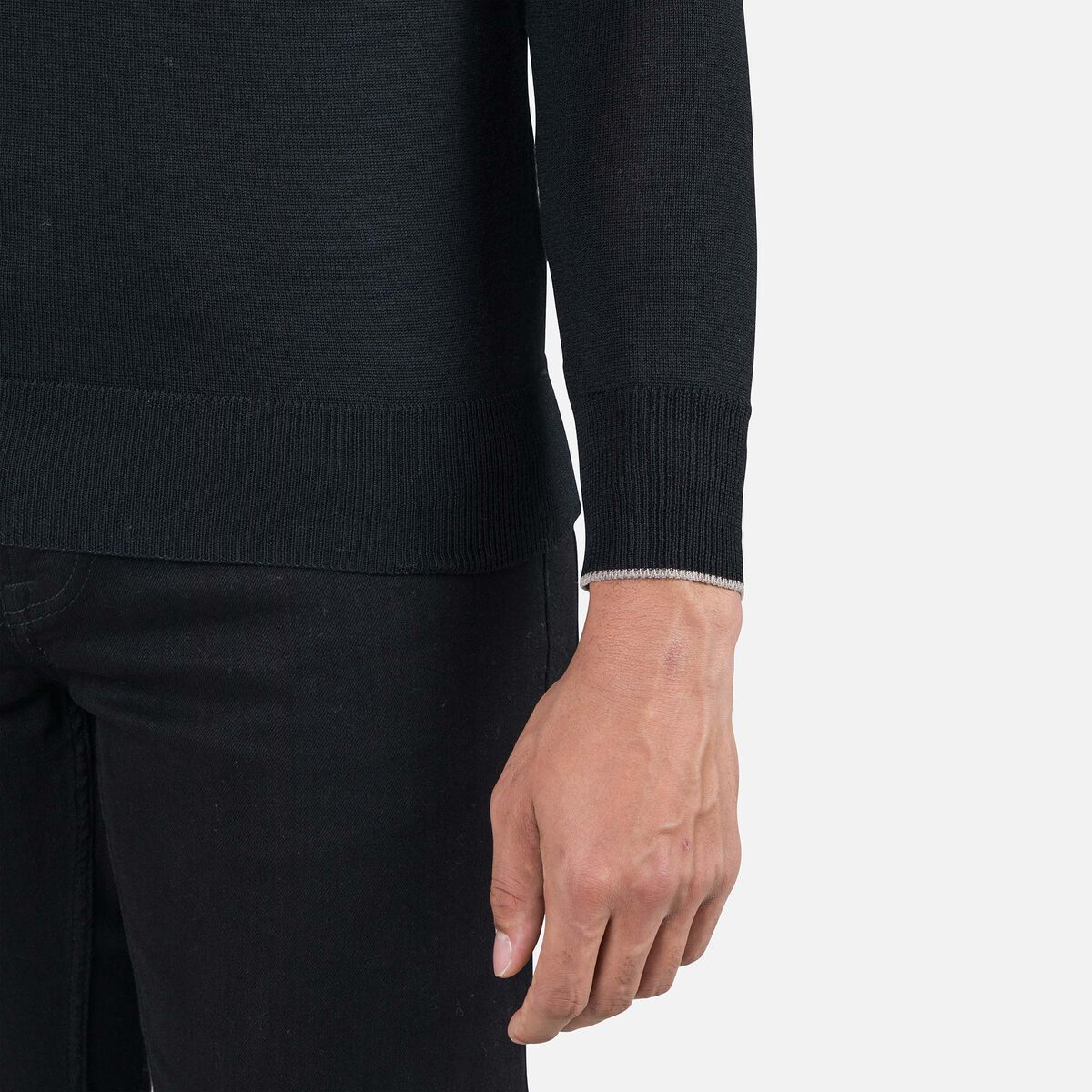 Gestreifter Herrenstrickpullover mit halblangem Reißverschluss