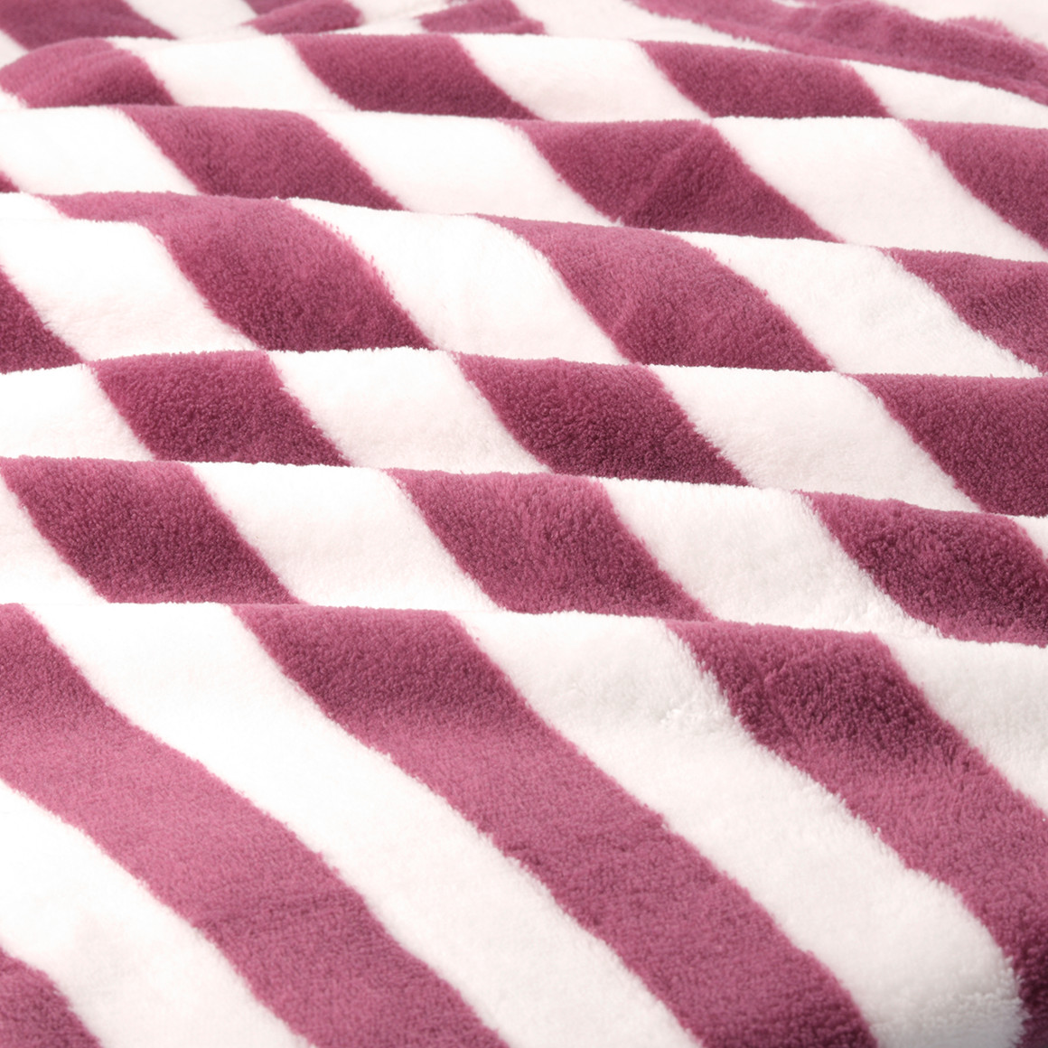 Kuscheldecke im gestreiften Dessin