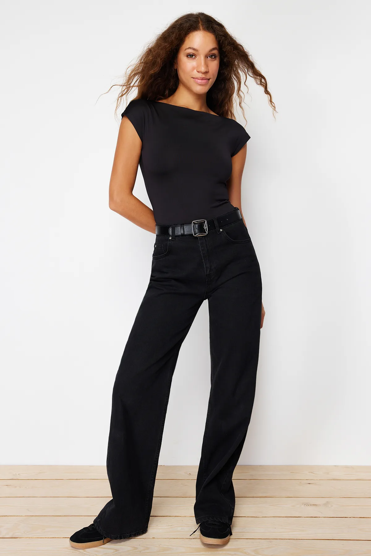Trendyol Collection  Schwarzer, körperbetonter Strickbody mit U-Boot-Ausschnitt und flexiblem Druckknopfverschluss TWOSS24BD00029