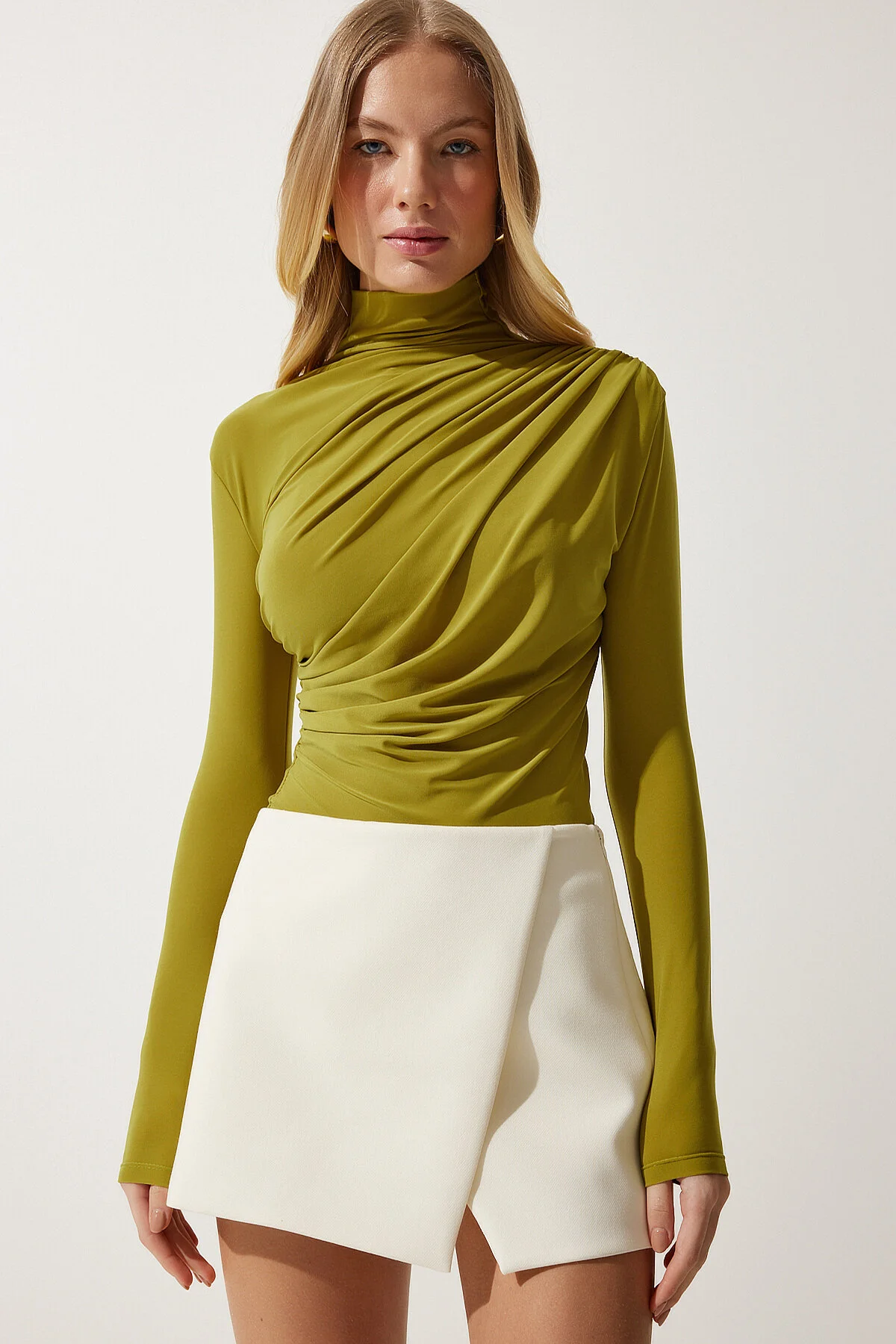 Happiness İstanbul  Ölgrüne, detaillierte Sandy-Bluse mit hohem Kragen für Damen FF00135