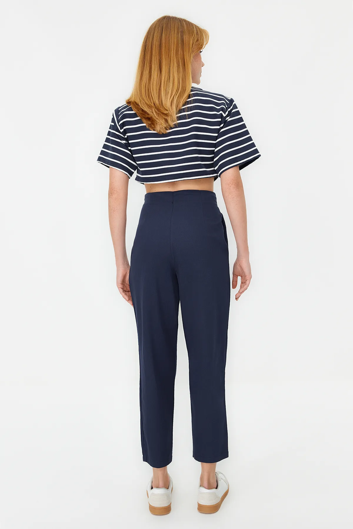 Trendyol Collection  Marineblaue, gewebte Hose aus Baumwolle mit Karottenmuster und detaillierten Streifen TWOAW22PL0342