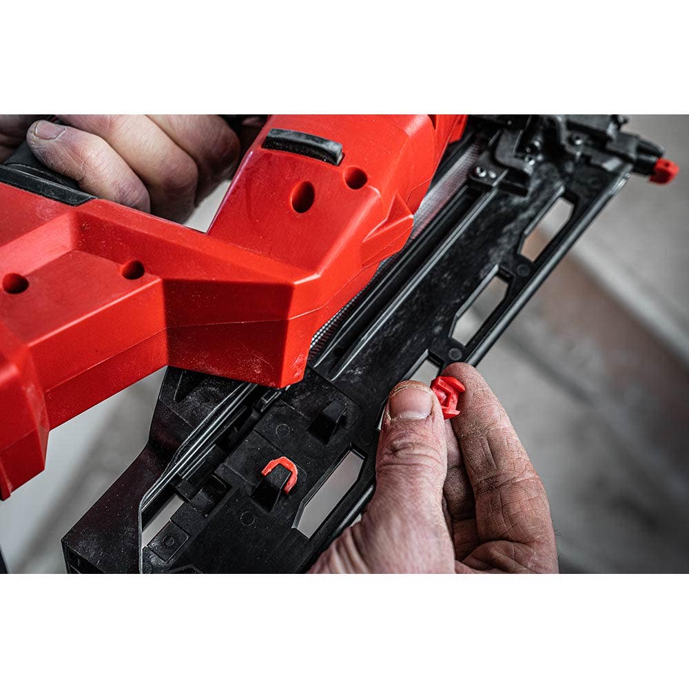 Pregador pneumático de acabamento Milwaukee Fuel 18V, calibre 16, ângulo reto de 20 graus, modelo M18FN16GA-0C