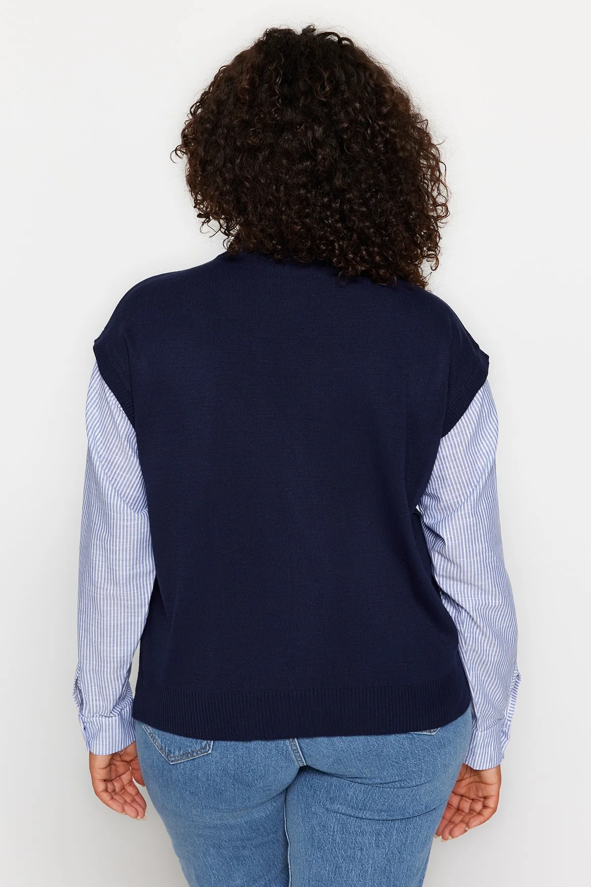 Trendyol Curve  Marineblauer Farbblock-Strickpullover TBBAW24AN00017