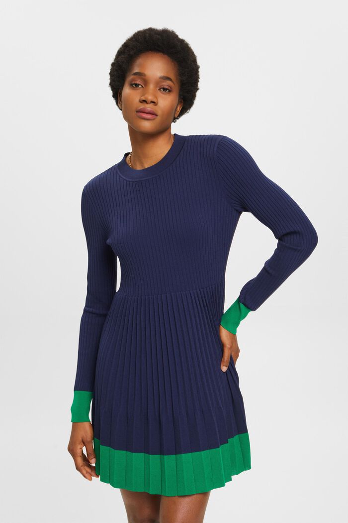 Plissiertes Langarm-Minikleid mit Rundhals