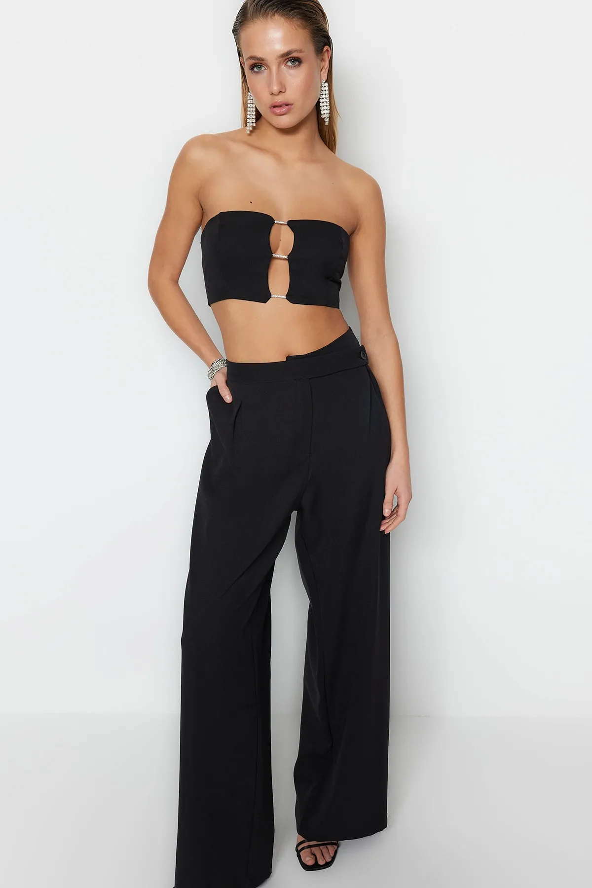 Trendyol Collection  Schwarzes, bauchfreies, gefüttertes, gewebtes, glänzendes Stein-Bustier mit Fenster/Ausschnitt und detailliertem Ausschnitt TPRSS23BS00026