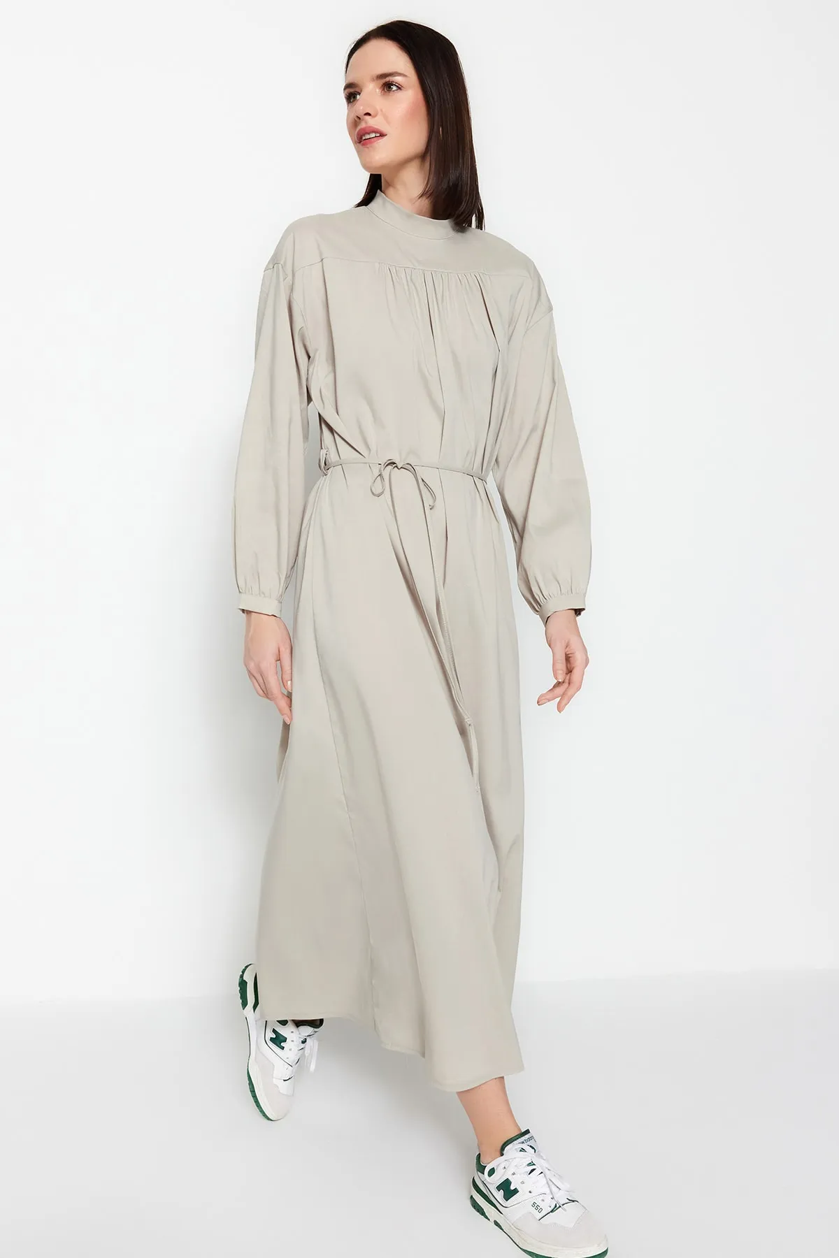Trendyol Modest  Graues gewebtes Kleid mit weitem Schnitt und Gürtel, Raffung, TCTSS23EB00281