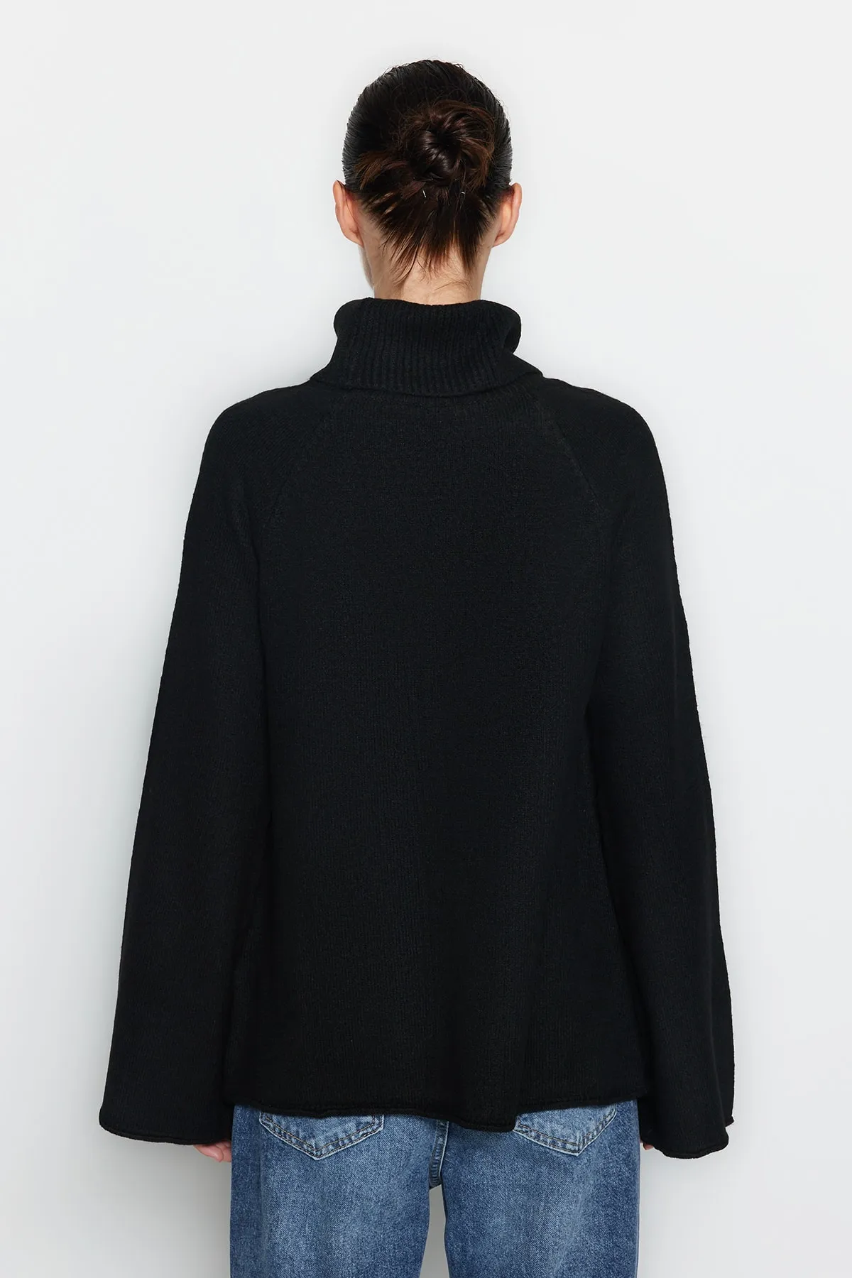 Trendyol Collection  Schwarzer Rollkragenpullover mit weicher Struktur TWOAW24KZ00426