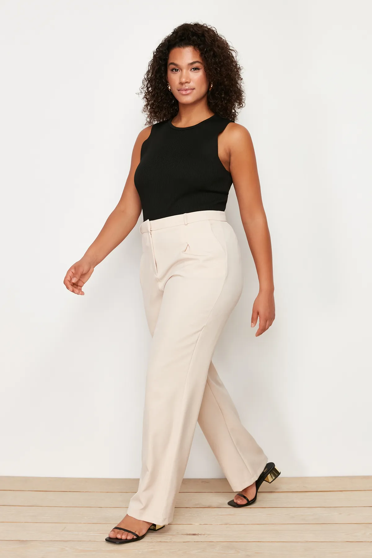 Trendyol Curve  Steinfarbene, gerade geschnittene, gewebte Bundfaltenhose mit weitem Bein TBBSS24AR00021