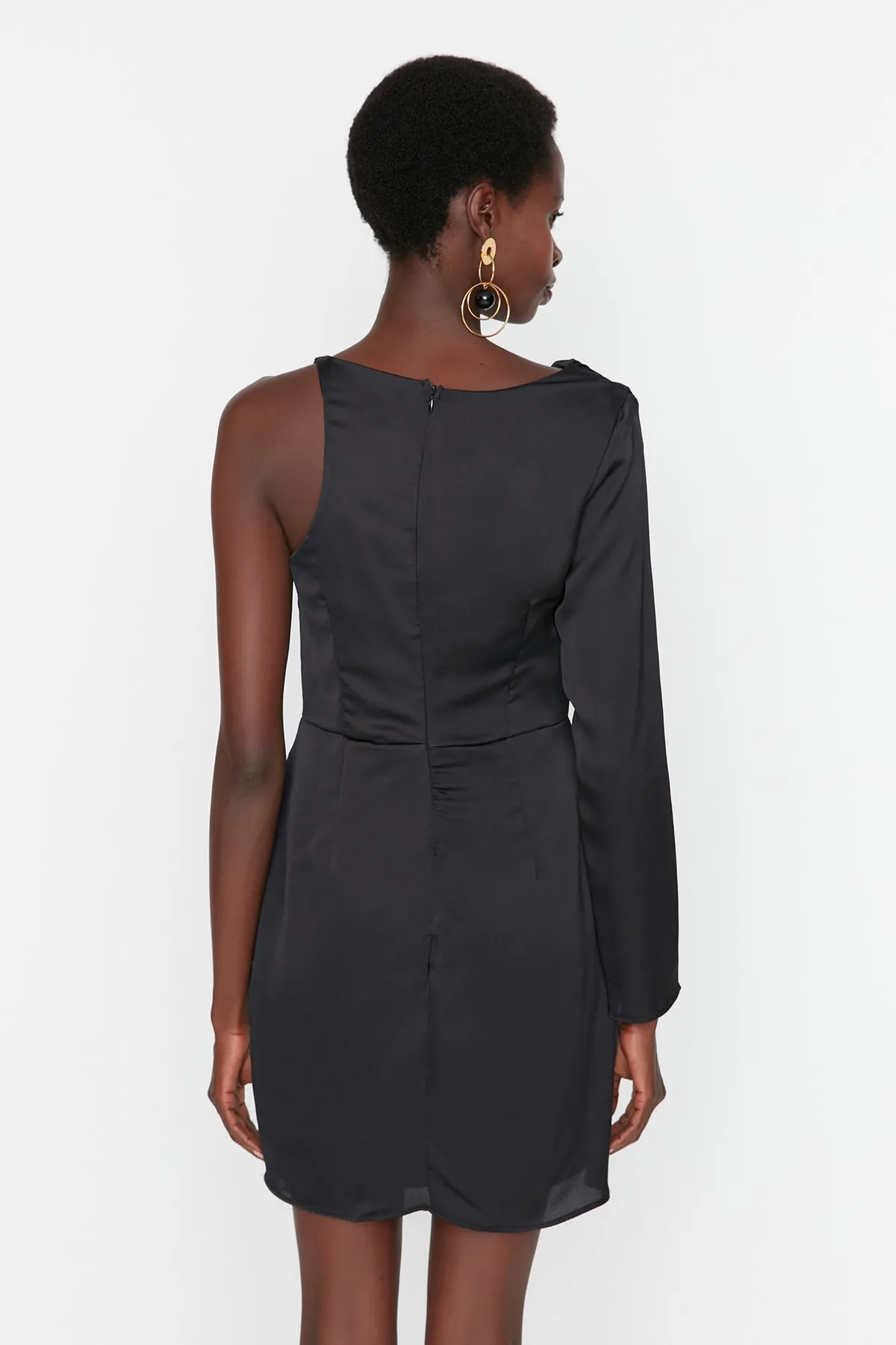 Trendyol Collection  Schwarzes, schulterfreies Abendkleid aus Satin TPRAW23EL00263