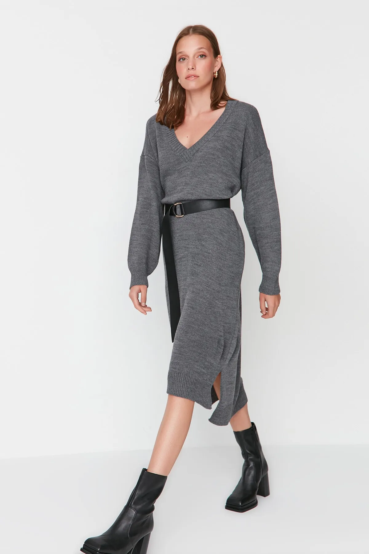 Trendyol Collection  Anthrazitfarbenes Maxi-Strickkleid mit V-Ausschnitt TWOAW23EL00642