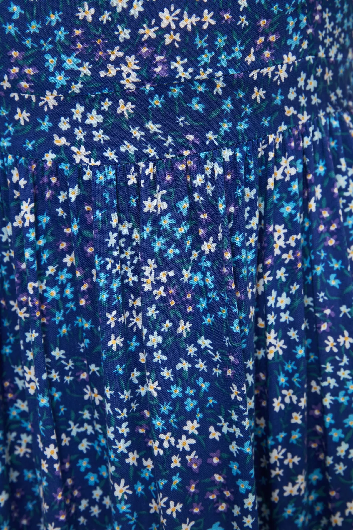 Trendyol Collection  Marineblaues A-Linien-Kleid aus Viskose mit Blumendruck und quadratischem Ausschnitt TWOSS20EL3331