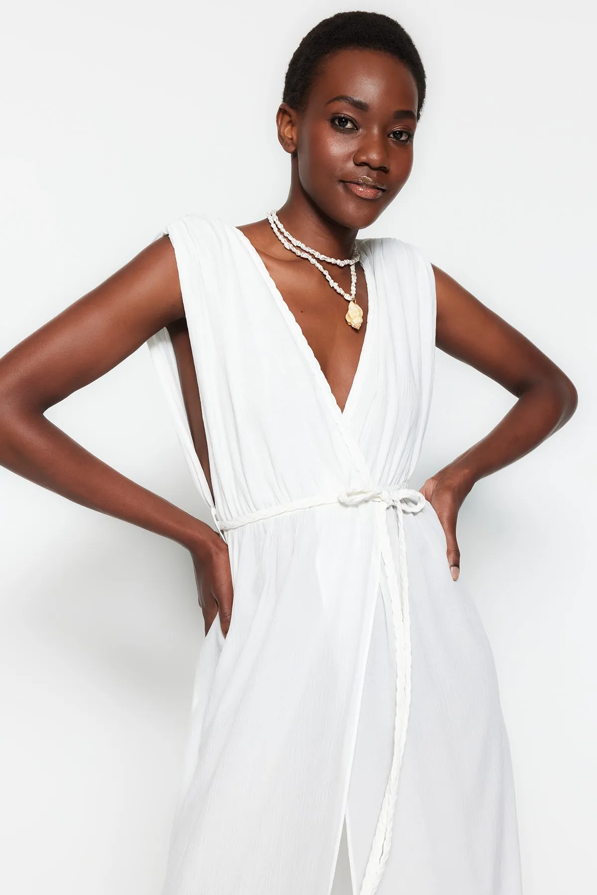 Trendyol Collection  Weißes Maxi-Strandkleid mit gewebtem Schlitz TBESS23EL00069