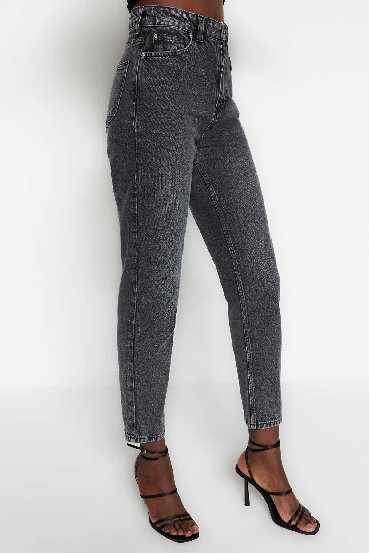 Trendyol Collection  Anthrazitfarbene Mom-Jeans mit hoher Taille TWOSS23JE00085