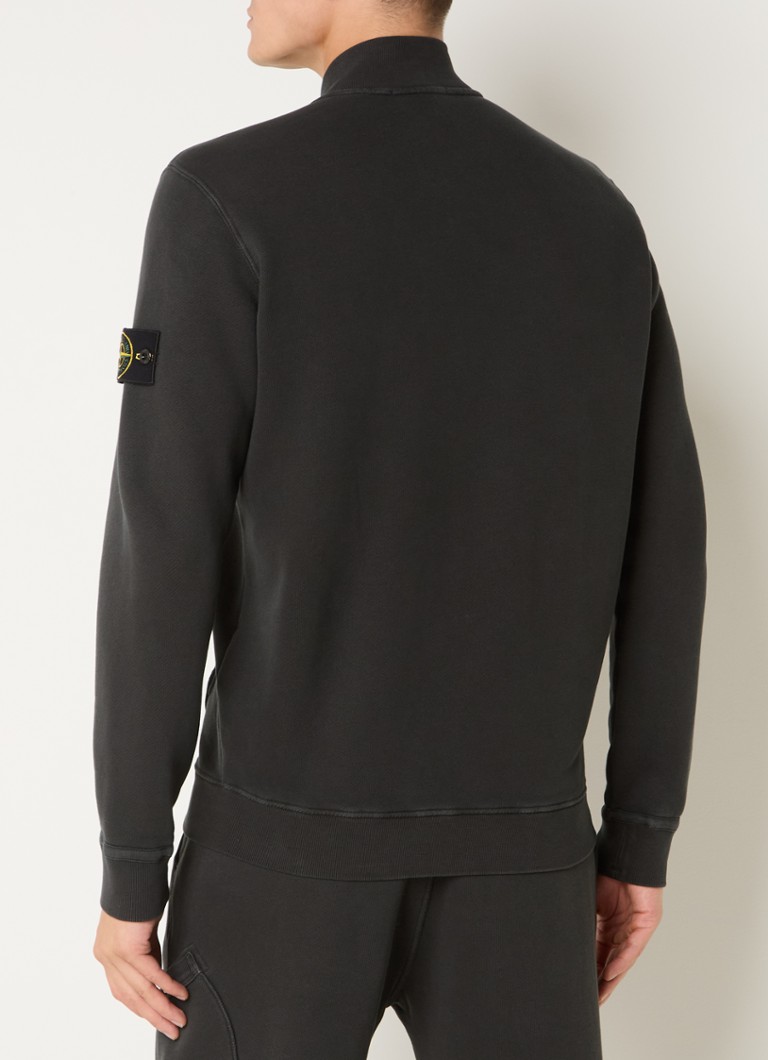 Hanorac Stone Island 65241 cu logo și buzunare laterale.