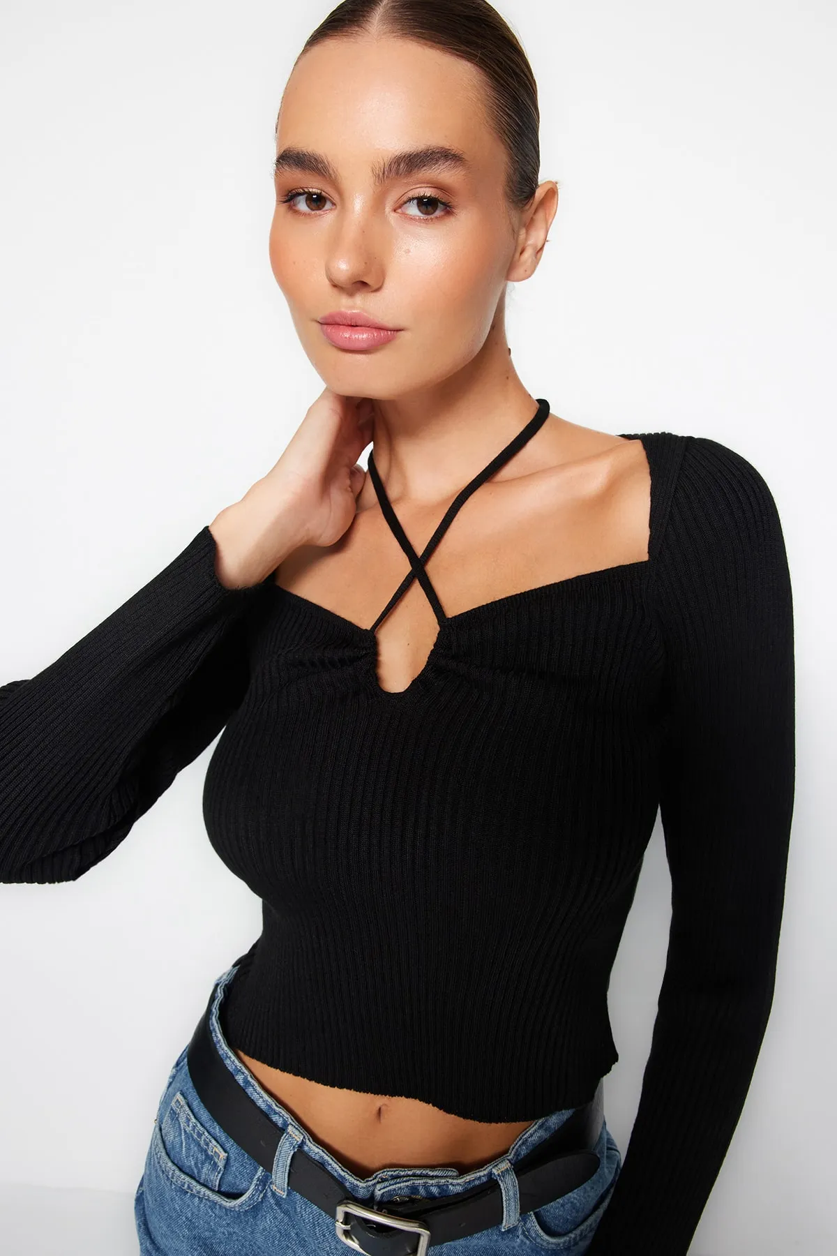 Trendyol Collection  Schwarzer Strickpullover mit Fenster/Cut-Outs TWOAW24KZ01027