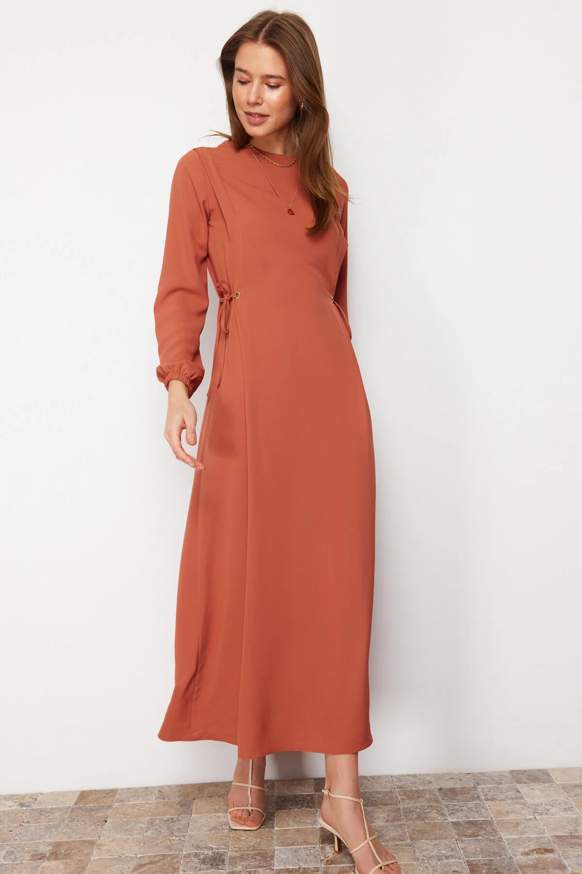 Trendyol Modest  Gefliestes Taillen-Seilband, detailliertes Ärmelende, elastisches Aerobin-Webkleid TCTSS22EB00104