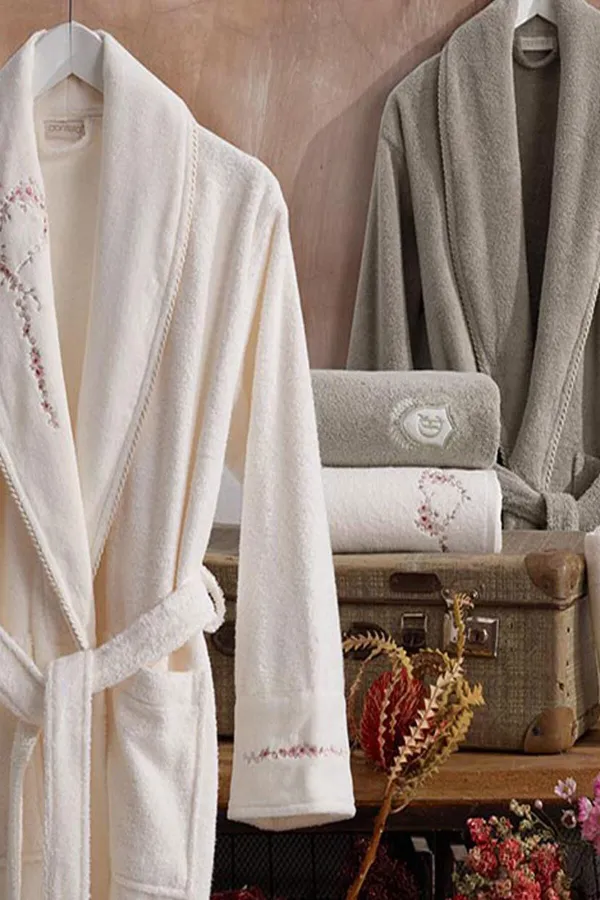Dantela  Luxuriöses Sare-Bademantelset aus bestickter Baumwolle in Cremebeige
