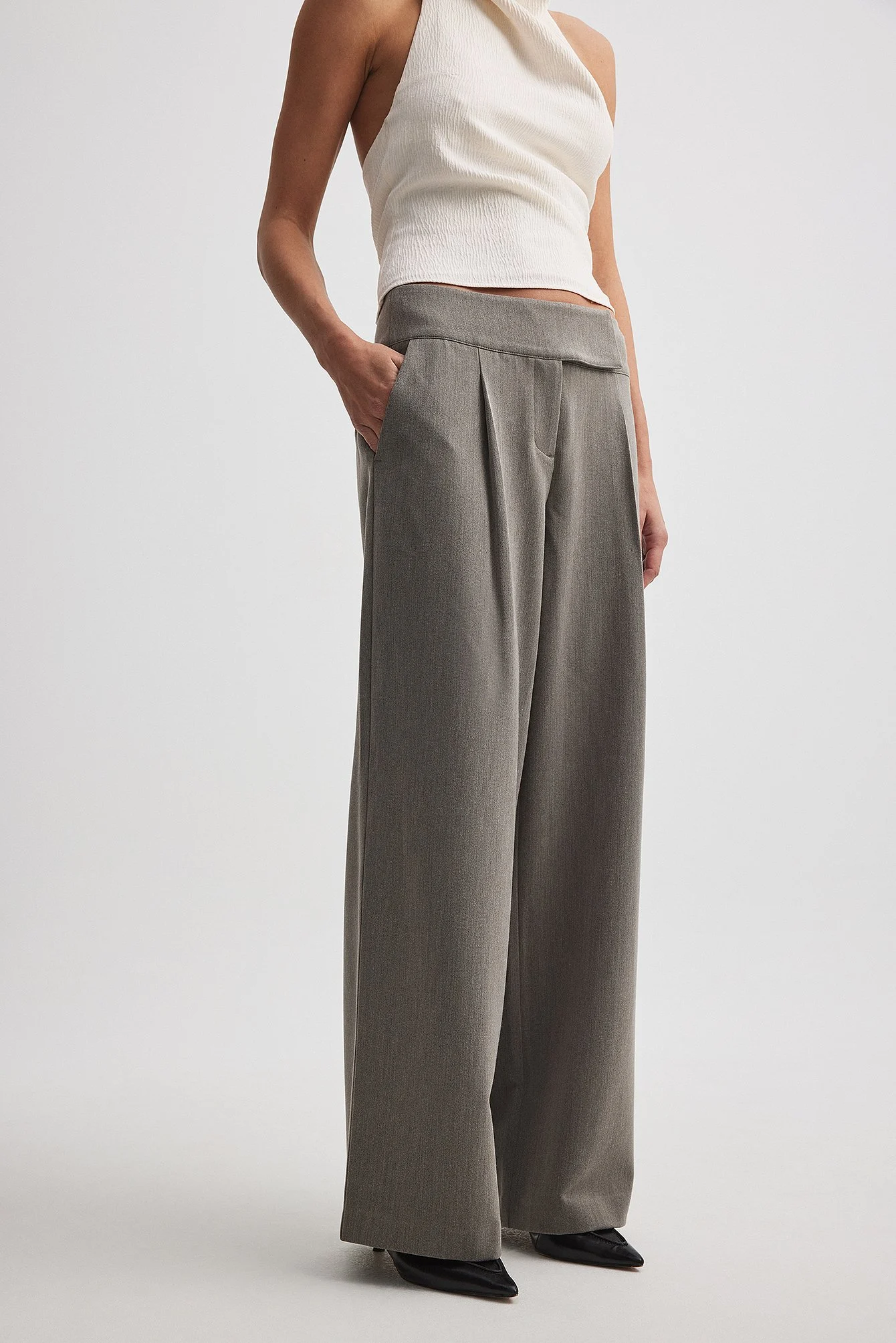 Weite Anzughose mit tiefer Taille