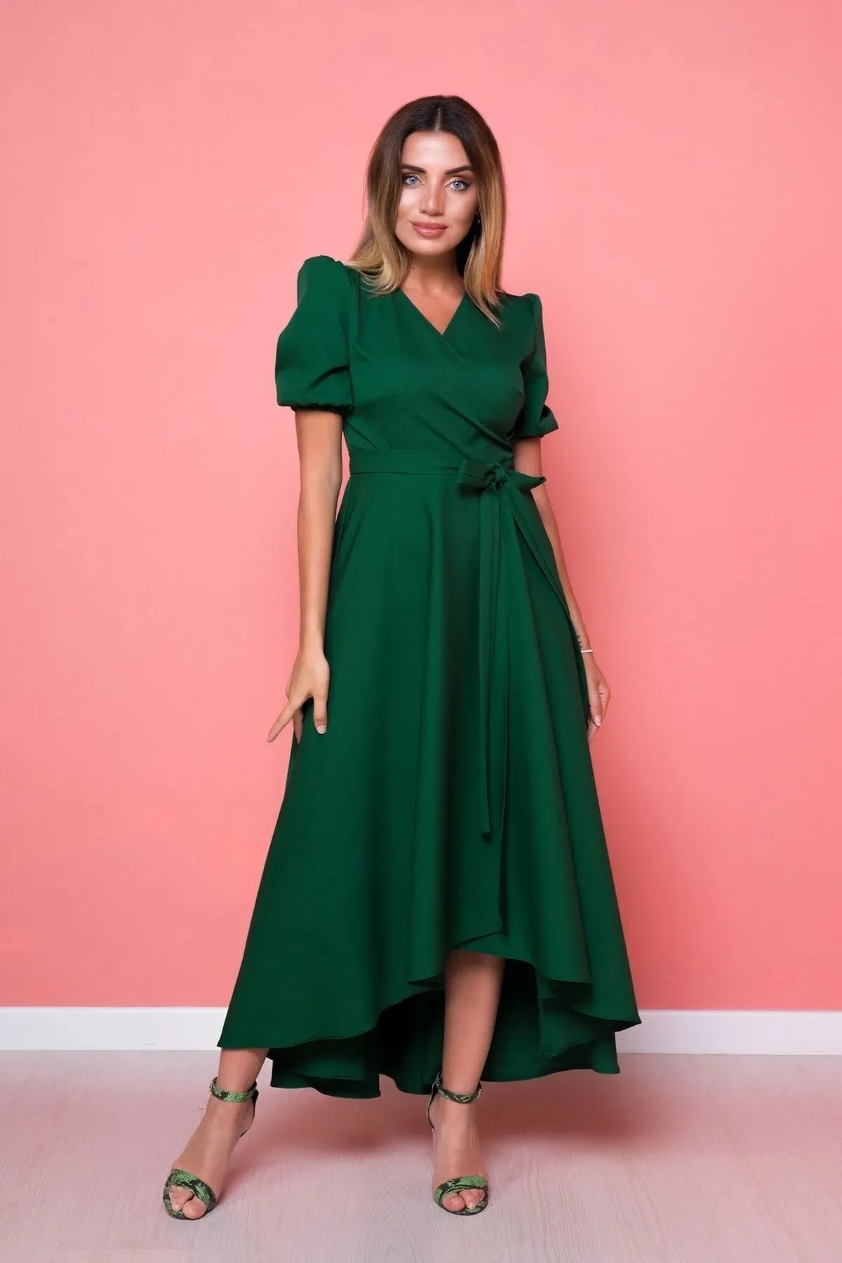 lovebox  Damen-Kleid aus flexiblem Atlas-Stoff mit Gürtel, asymmetrischem Schnitt, Midi-Länge, zweireihiger Kragen, grün, ausgestelltes Kleid 410