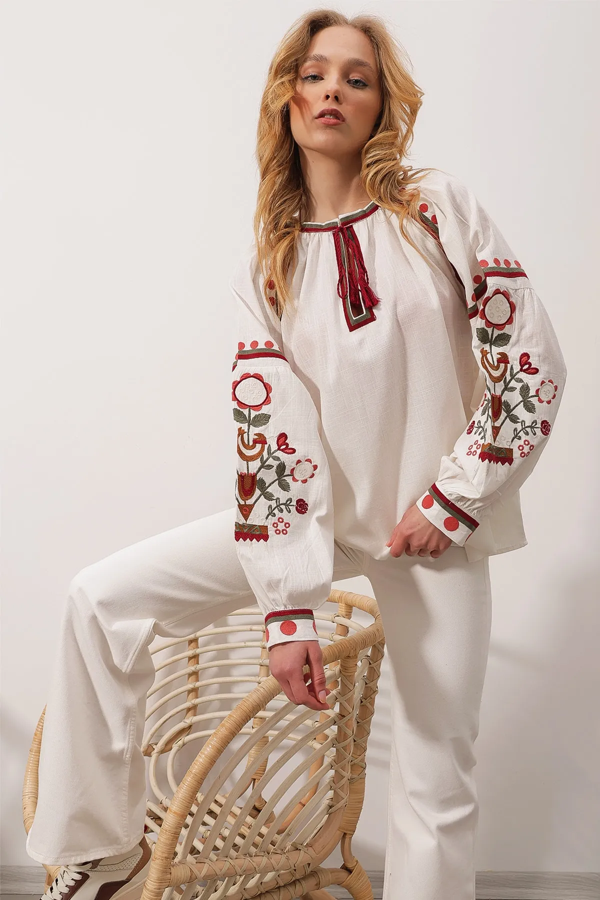 Trend Alaçatı Stili  Damen-Bluse aus Leinen mit weißen Kragenärmeln, bestickt, zum Schnüren, Übergröße, ALC-X9905