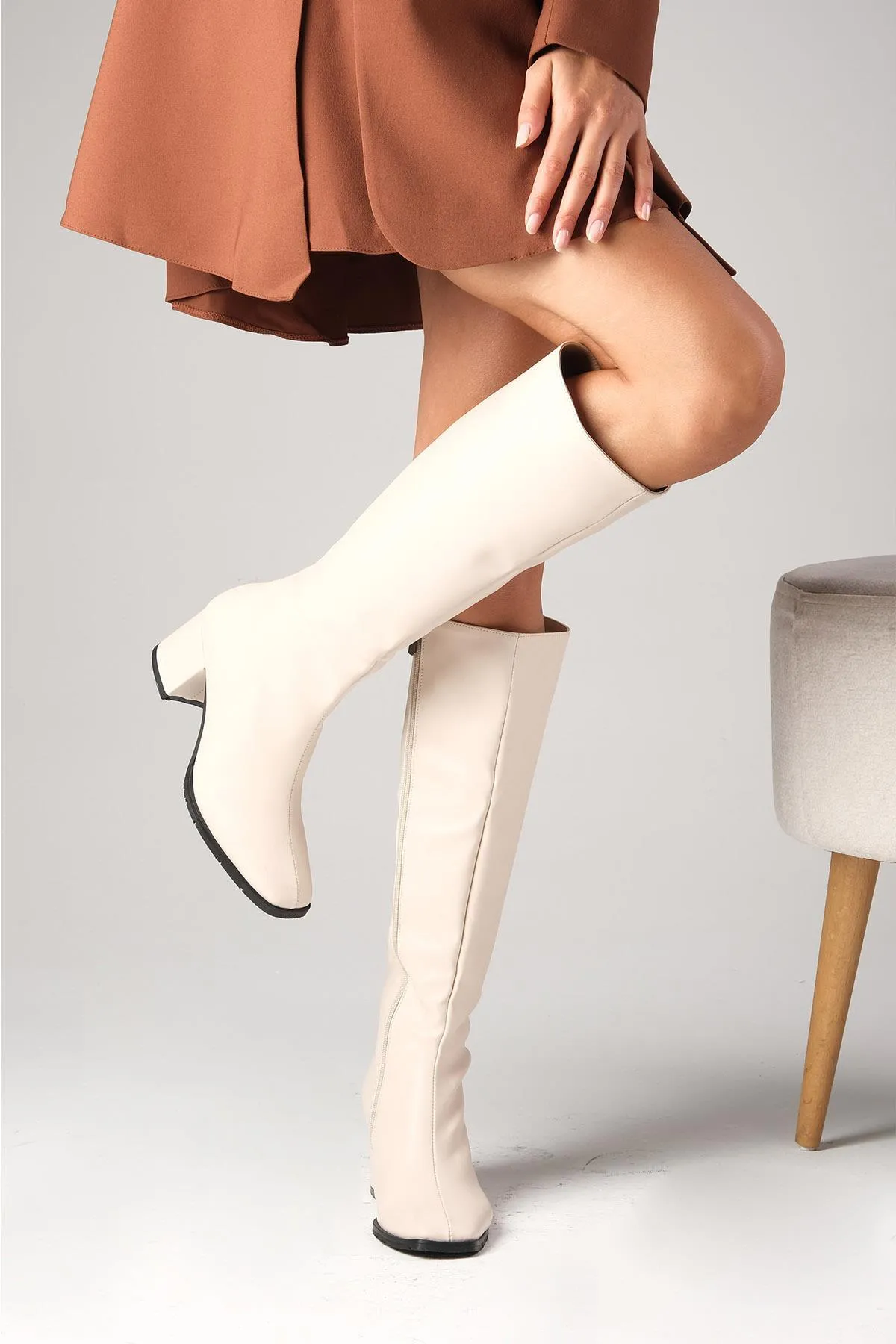 Mio Gusto  Courtney Beigefarbener seitlicher Reißverschluss, dünne, mit Kunstpelz gefütterte, stumpfe Damenstiefel mit Absatz