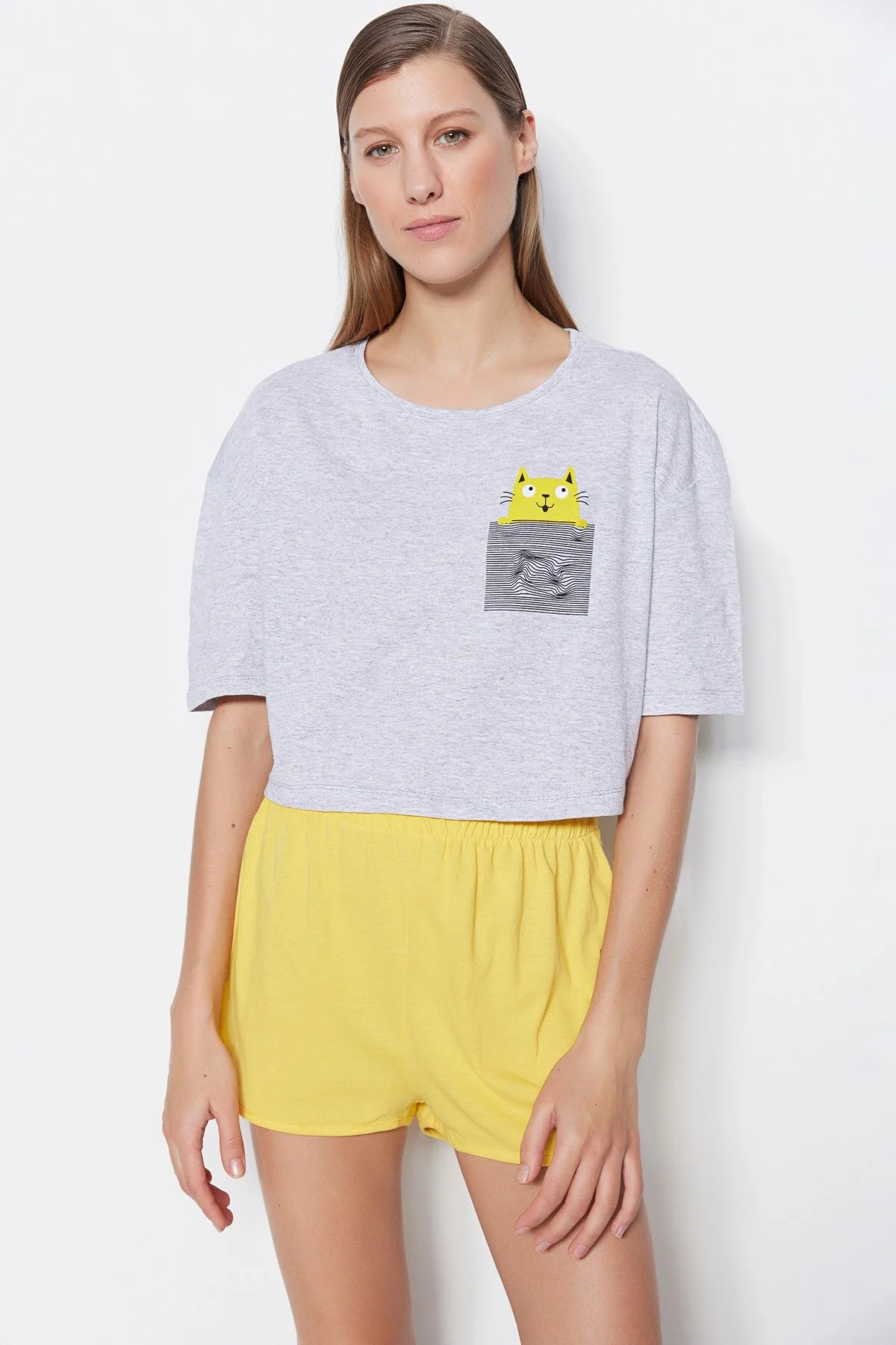 Trendyol Collection  Gelbes Pyjama-Set aus bedrucktem T-Shirt und Shorts aus Baumwolle THMSS21PT0734