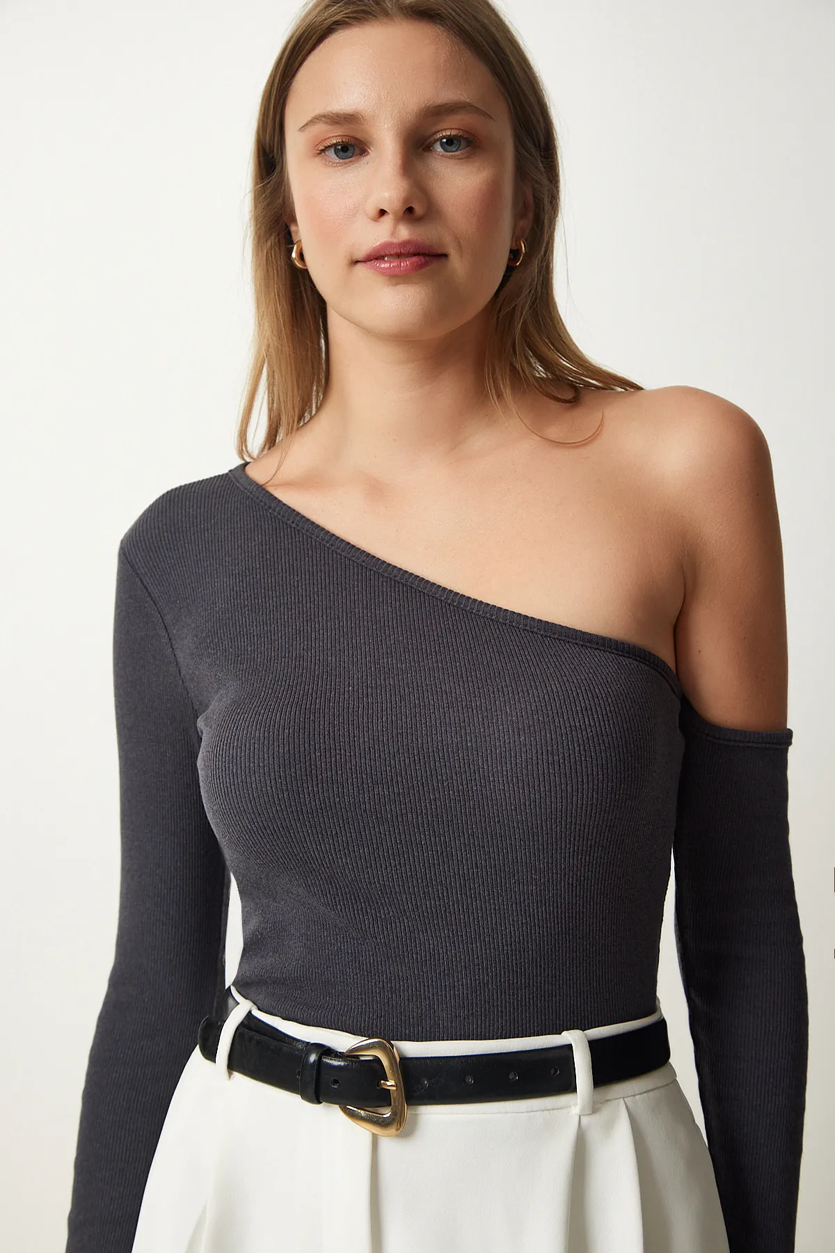 Happiness İstanbul  Anthrazitfarbene, schulterfreie, schnurgebundene Strickbluse für Damen TG00011