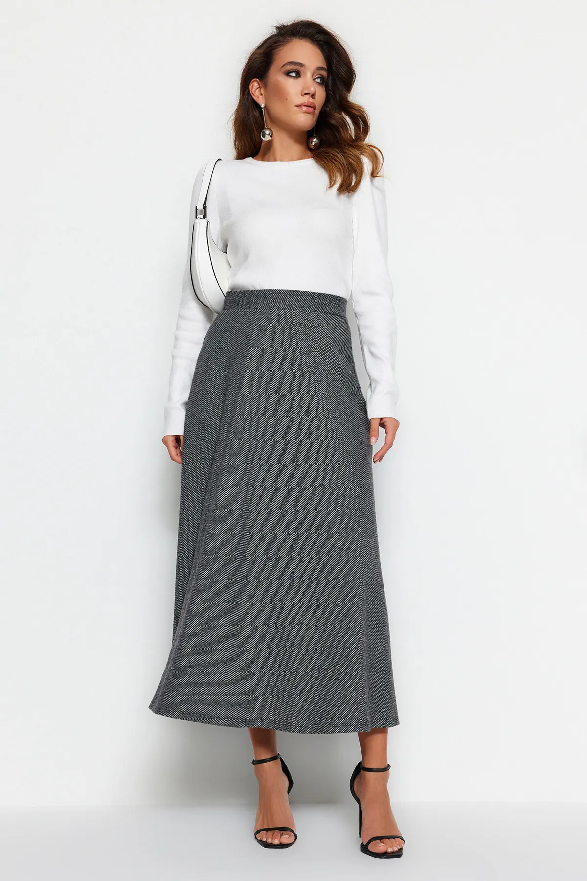 Trendyol Modest  Grauer A-Linien-Strickrock mit hoher Taille und Knopfverschluss TCTAW23EE00052