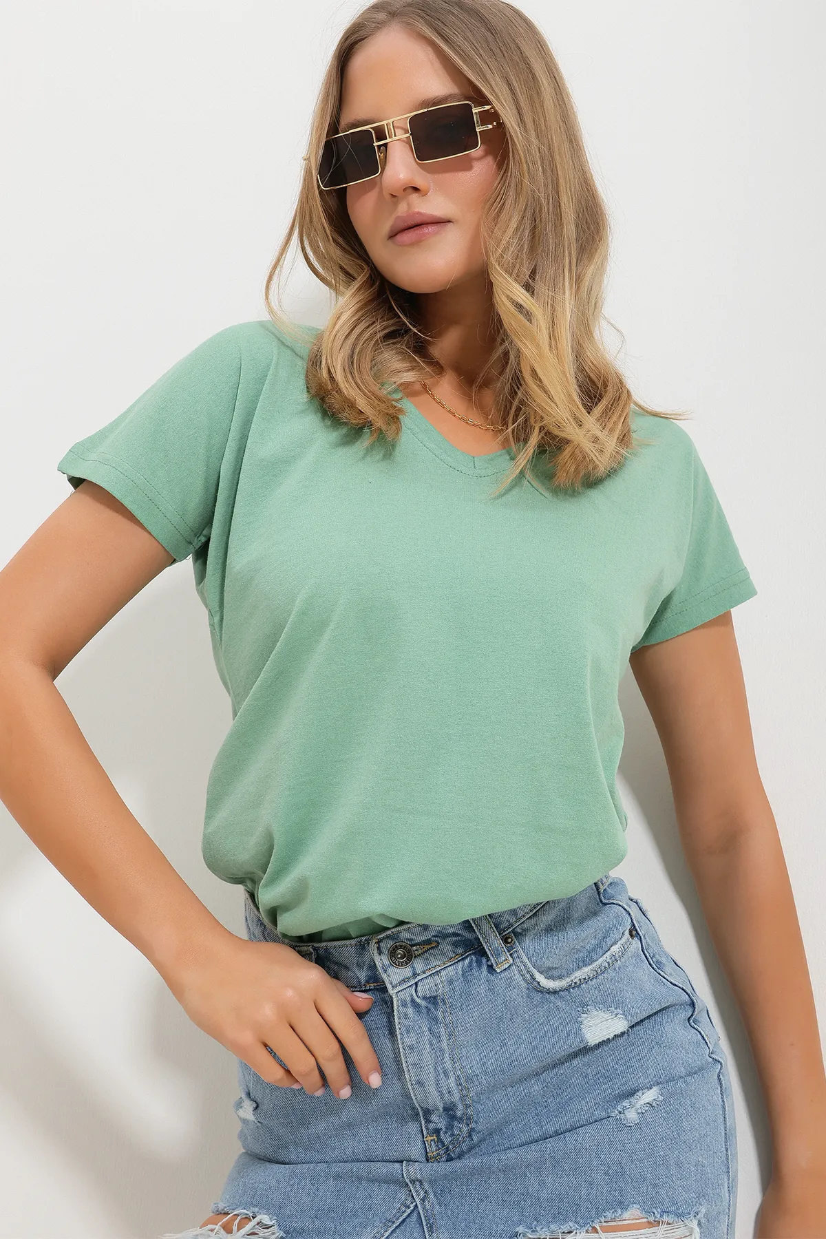 Trend Alaçatı Stili  Grünes Basic-T-Shirt mit V-Ausschnitt für Damen ALC-1045-A