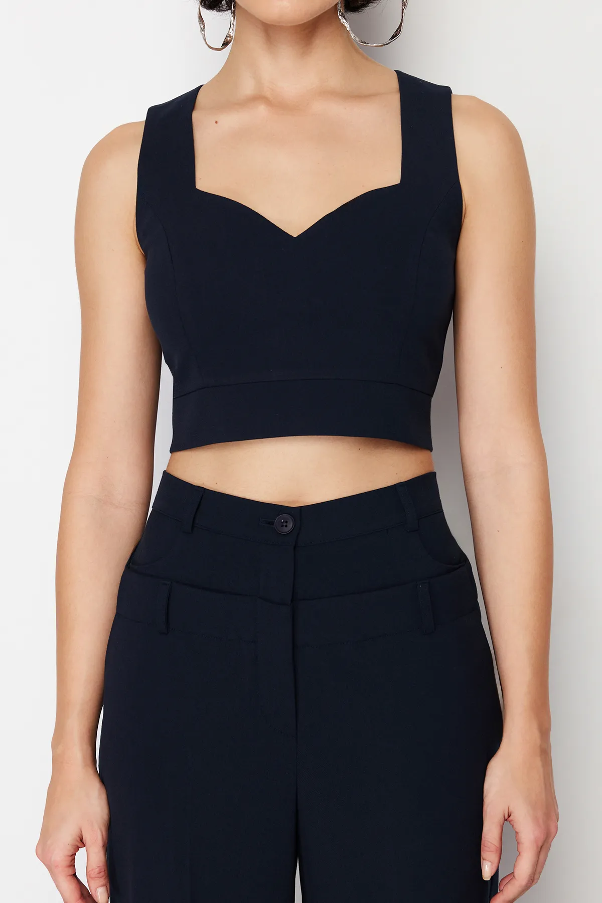 Trendyol Collection  Marineblaue, gewebte Crop-Webbluse TWOSS24BZ00332