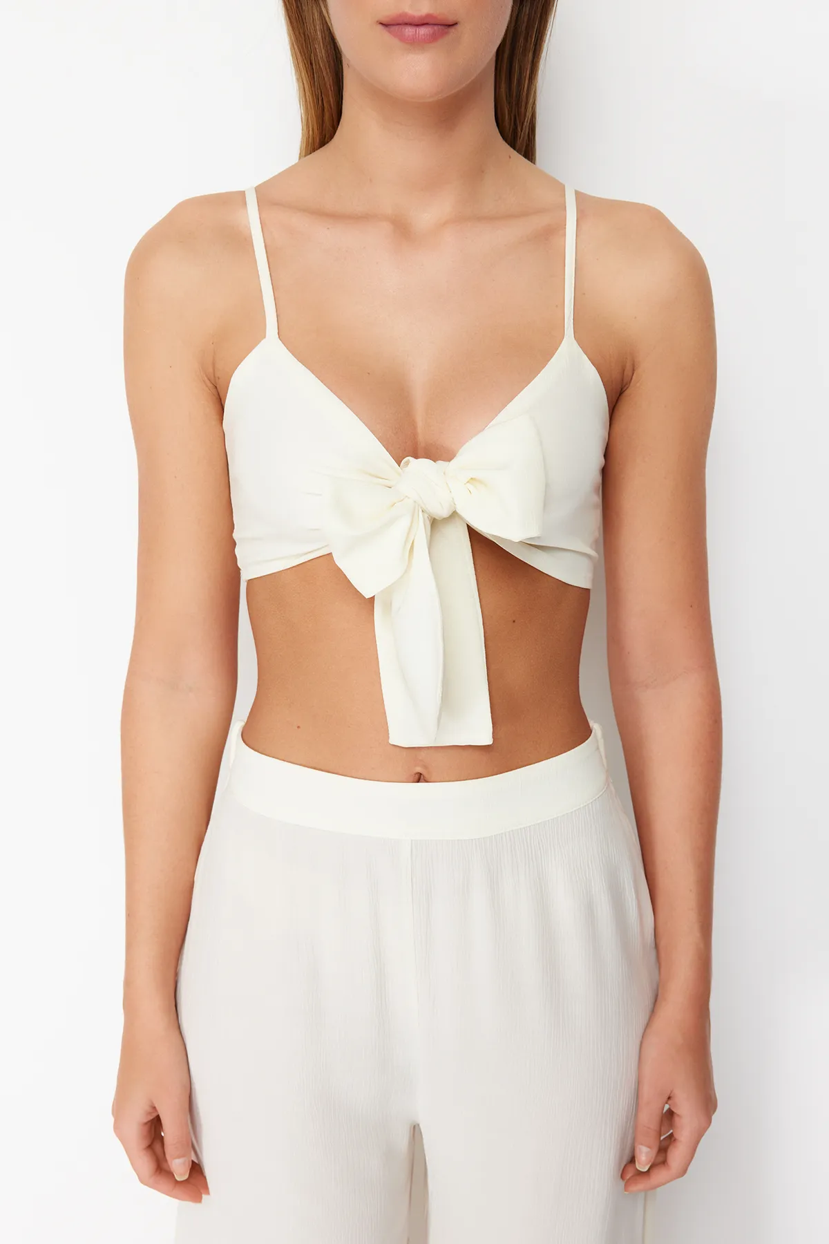 Trendyol Collection  Ecru gewebtes Set mit gebundener Bluse und Hose TBESS22AU0108