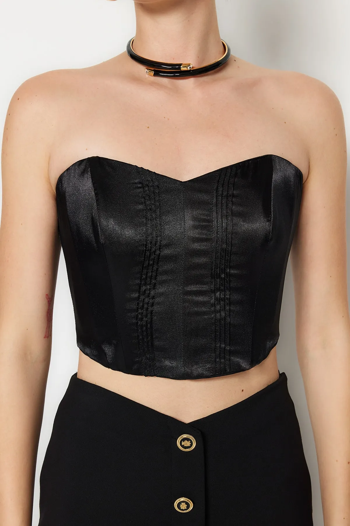 Trendyol Collection  Schwarzes, bauchfreies, gefüttertes Bustier aus Webstoff TPRSS22BS0069