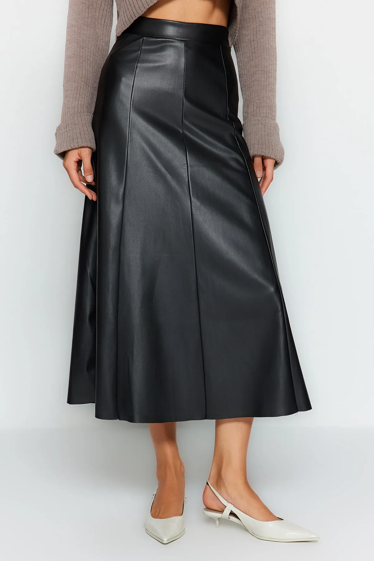 Trendyol Collection  Schwarzer Maxirock aus Kunstleder mit hoher Taille TWOAW24ET00151