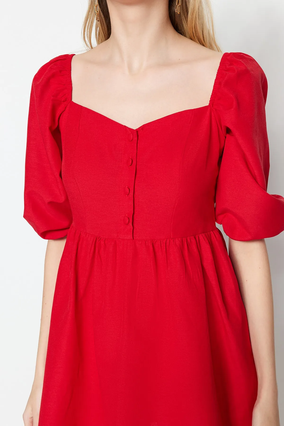 Trendyol Collection  Rotes gewebtes Kleid mit Mini-Taillenöffnung und Ballonärmeln TWOAW22EL0210