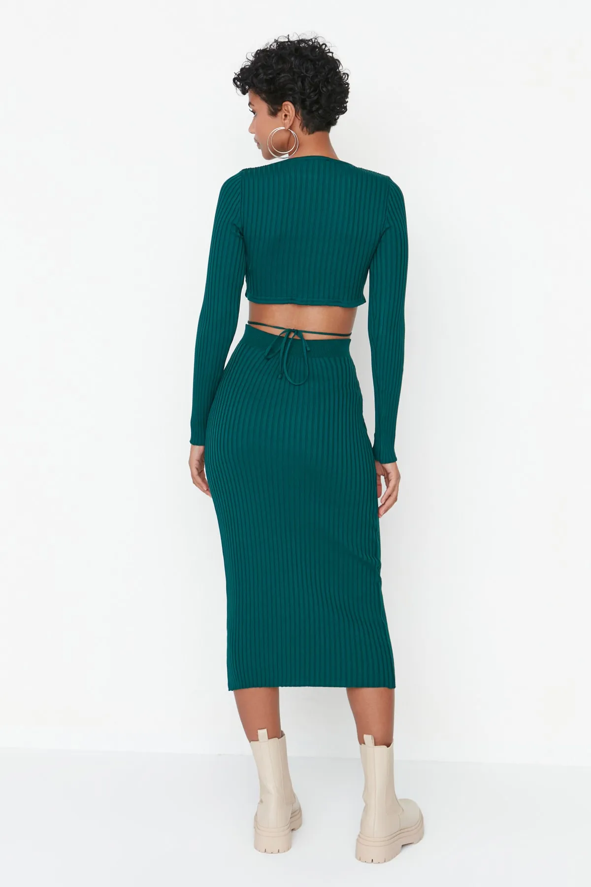 Trendyol Collection  Grünes Super Crop Strickoberteil und -unterteil-Set mit Krawatte und Rock TWOAW22EL0543