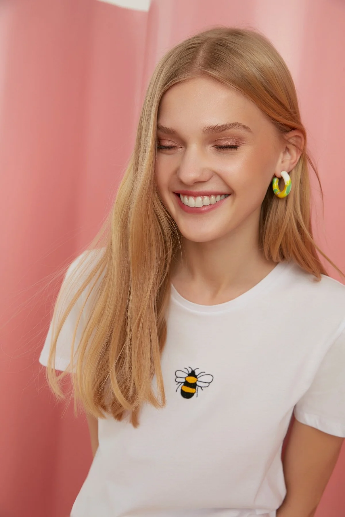 Trendyol Collection  Weißes, kurz geschnittenes, gestricktes T-Shirt aus 100 % Baumwolle mit Rundhalsausschnitt und Stickerei TWOSS20TS1377
