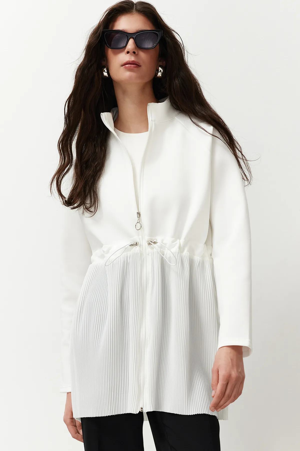 Trendyol Modest  Ecrufarbene, gewebte Tunika mit Plissee-Spitze und Taucherrock TCTSS24UK00035