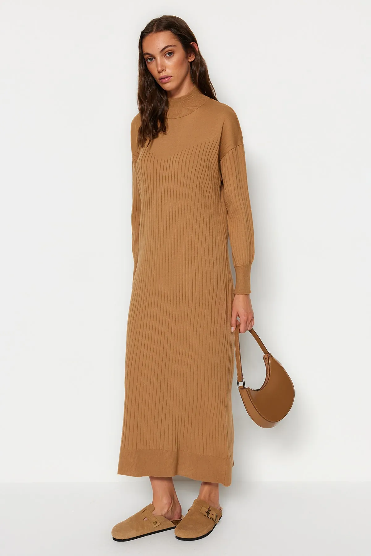 Trendyol Modest  Kamelfarbenes Strickkleid mit Stehkragen TCTAW24EB00015