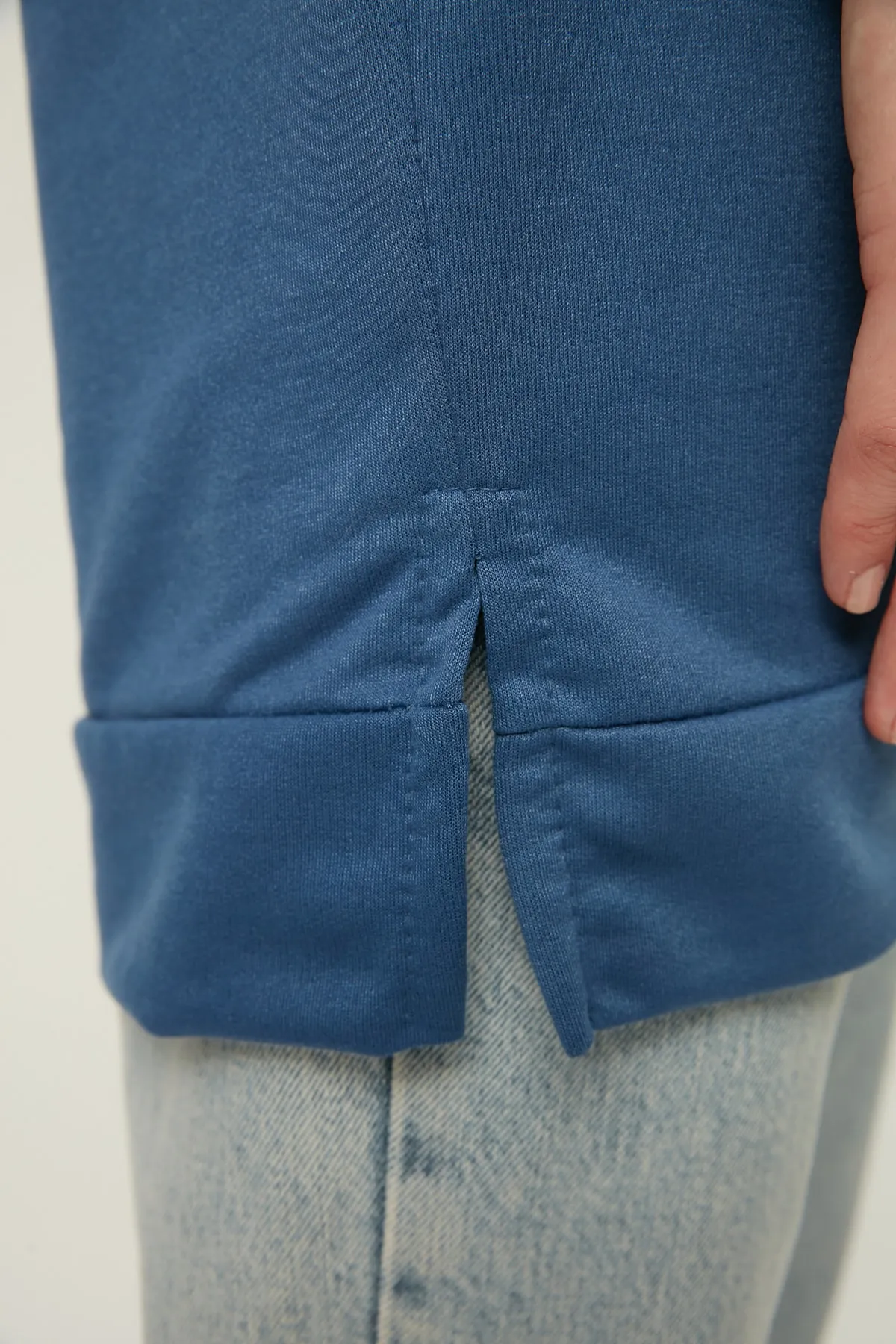 Trendyol Modest  Indigofarbenes Basic-Strick-Sweatshirt mit Rundhalsausschnitt und Schlitz und detailliertem Ausschnitt TCTAW22TW0138