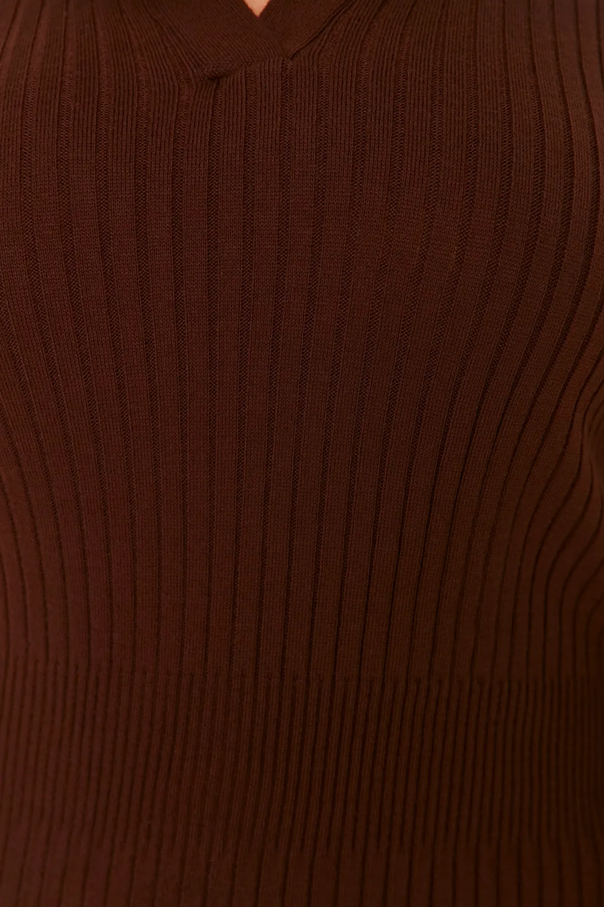 Trendyol Curve  Dunkelbraunes Strickkleid mit Polokragen