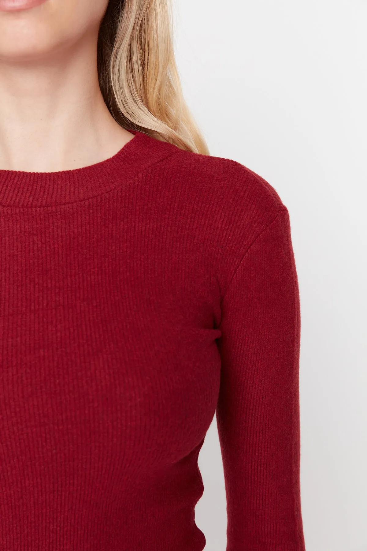 Trendyol Collection  Weinrotes, tailliertes Mini-Stehkragen-Bleistiftkleid aus geripptem, flexiblem Strick TWOAW21EL2244