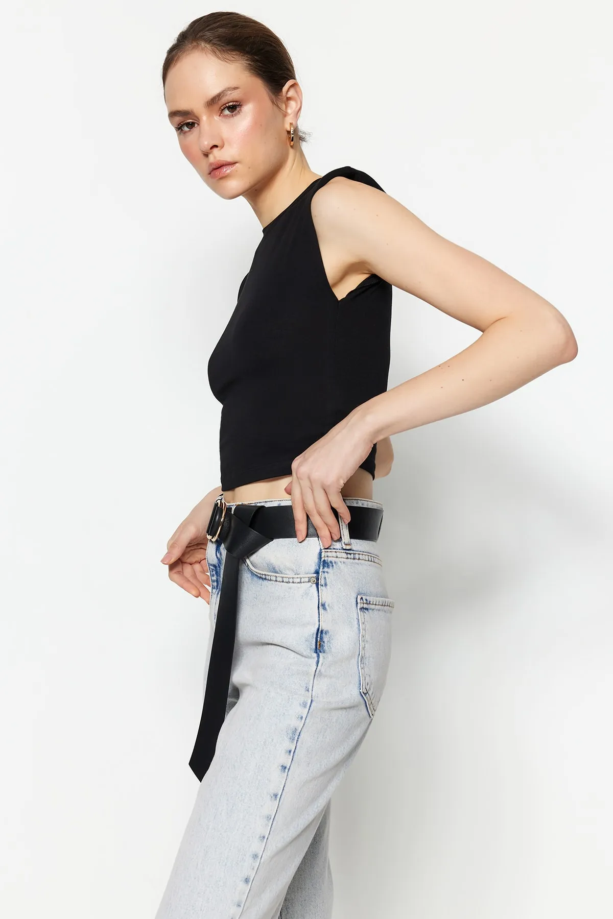 Trendyol Collection  Schwarze wattierte, eng anliegende, kurze, dehnbare Strickbluse mit Rundhalsausschnitt TWOSS23BZ00251
