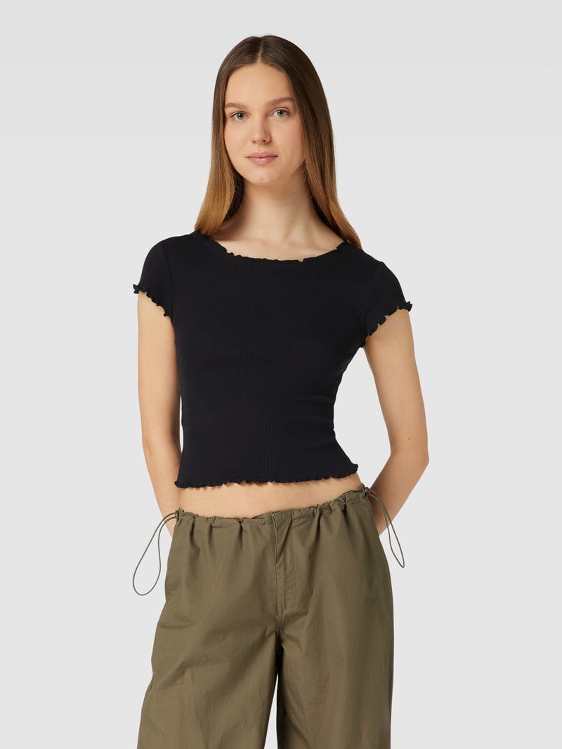 T-Shirt mit Muschelsaum in schwarz