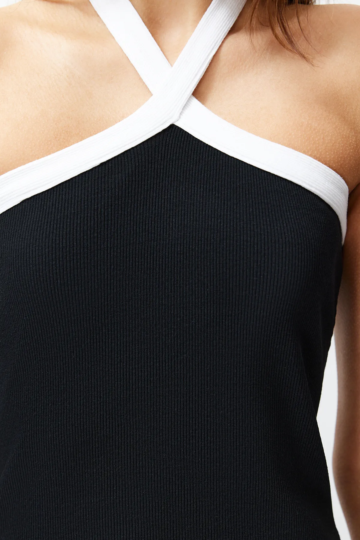 Trendyol Collection  Schwarze Neckholder-Bluse mit dehnbarem Rippenmuster und Blockfarbenmuster TWOSS24BZ00162