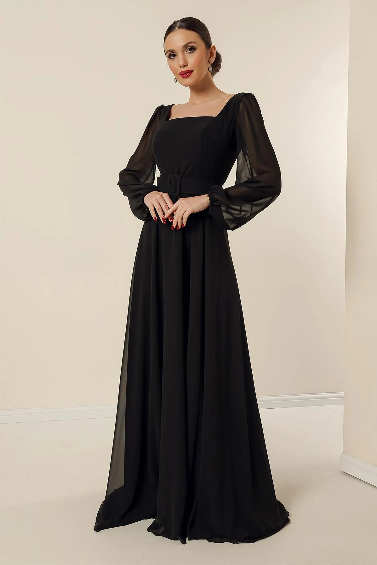 By Saygı  Langes Abendkleid aus Chiffon mit quadratischem Ausschnitt, Gürtel und Taillenfutter