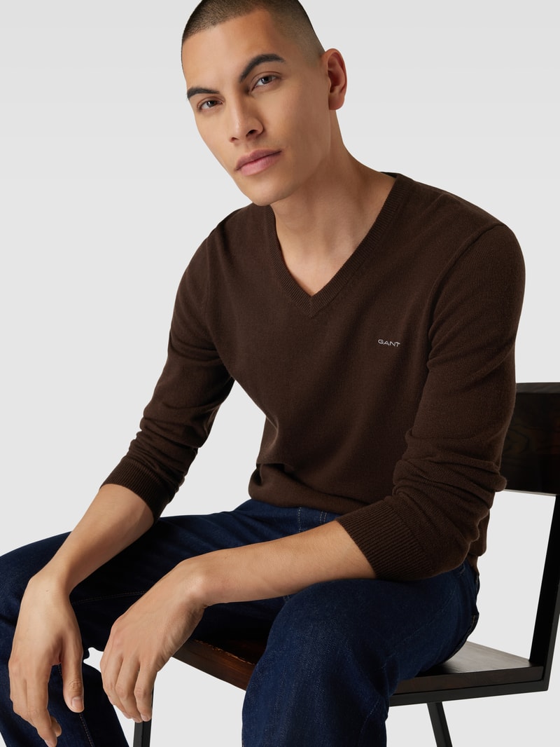 Strickpullover aus Lammwoll-Mix mit V-Ausschnitt in dunkelbraun
