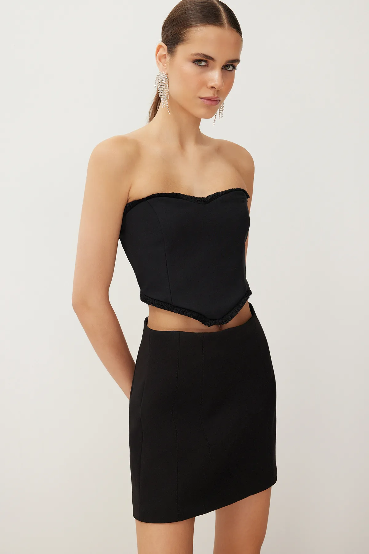 Trendyol Collection  Schwarzes, herzförmiges, kurzes Bustier mit Quasten TPRSS24BS00031