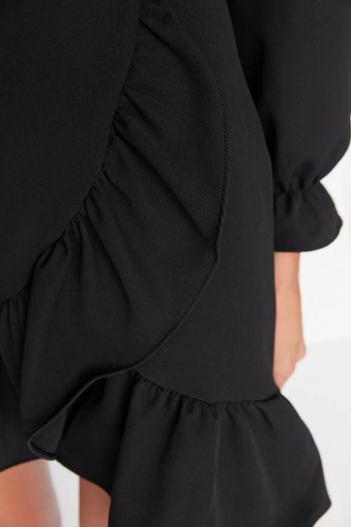 Trendyol Collection  Elegantes Abendkleid mit schwarzen Ärmeln und Details TPRAW23EL00244