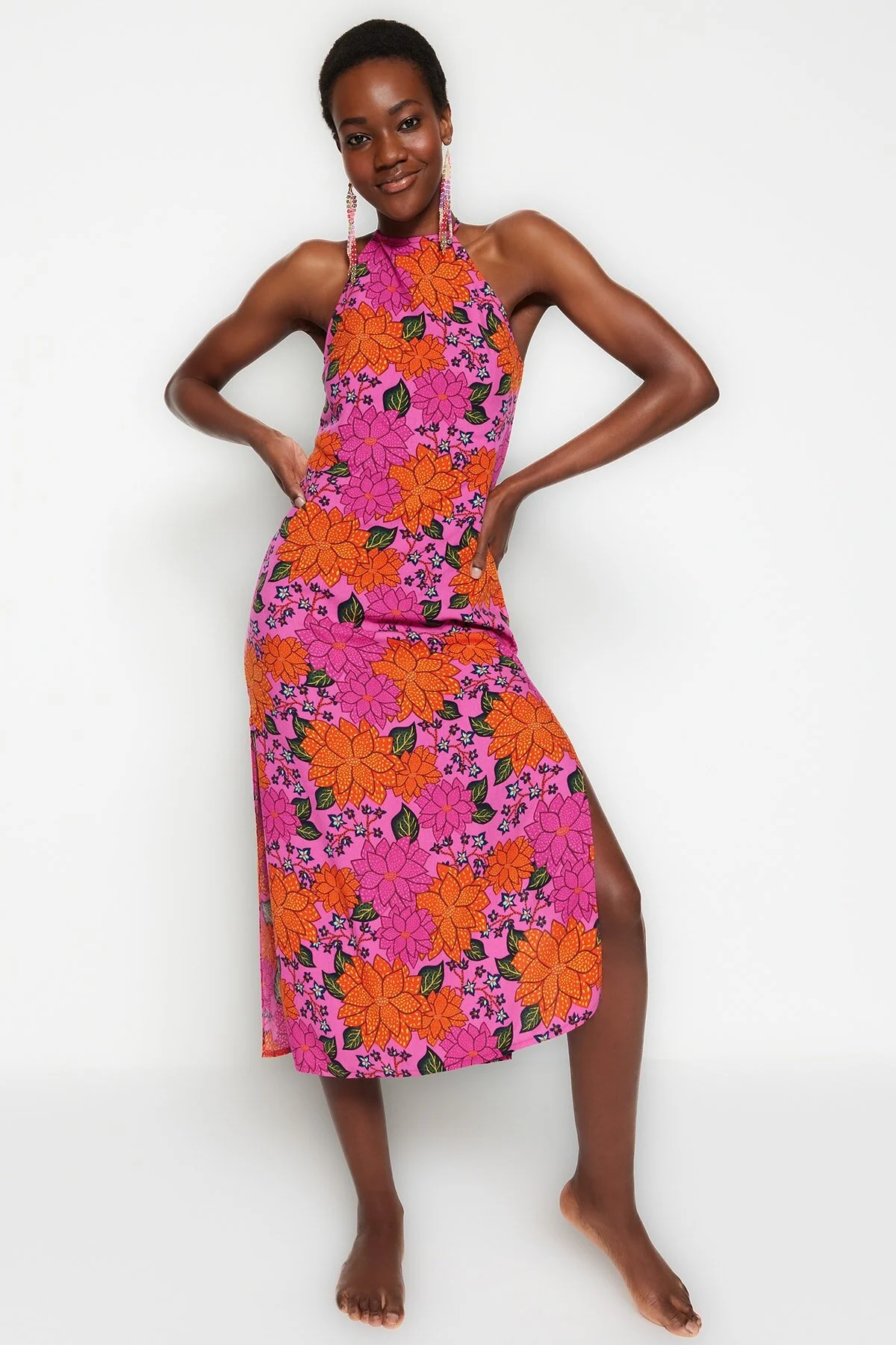 Trendyol Collection  Rückenfreies Midi-Strandkleid aus Webstoff mit Blumenmuster TBESS23EL00062